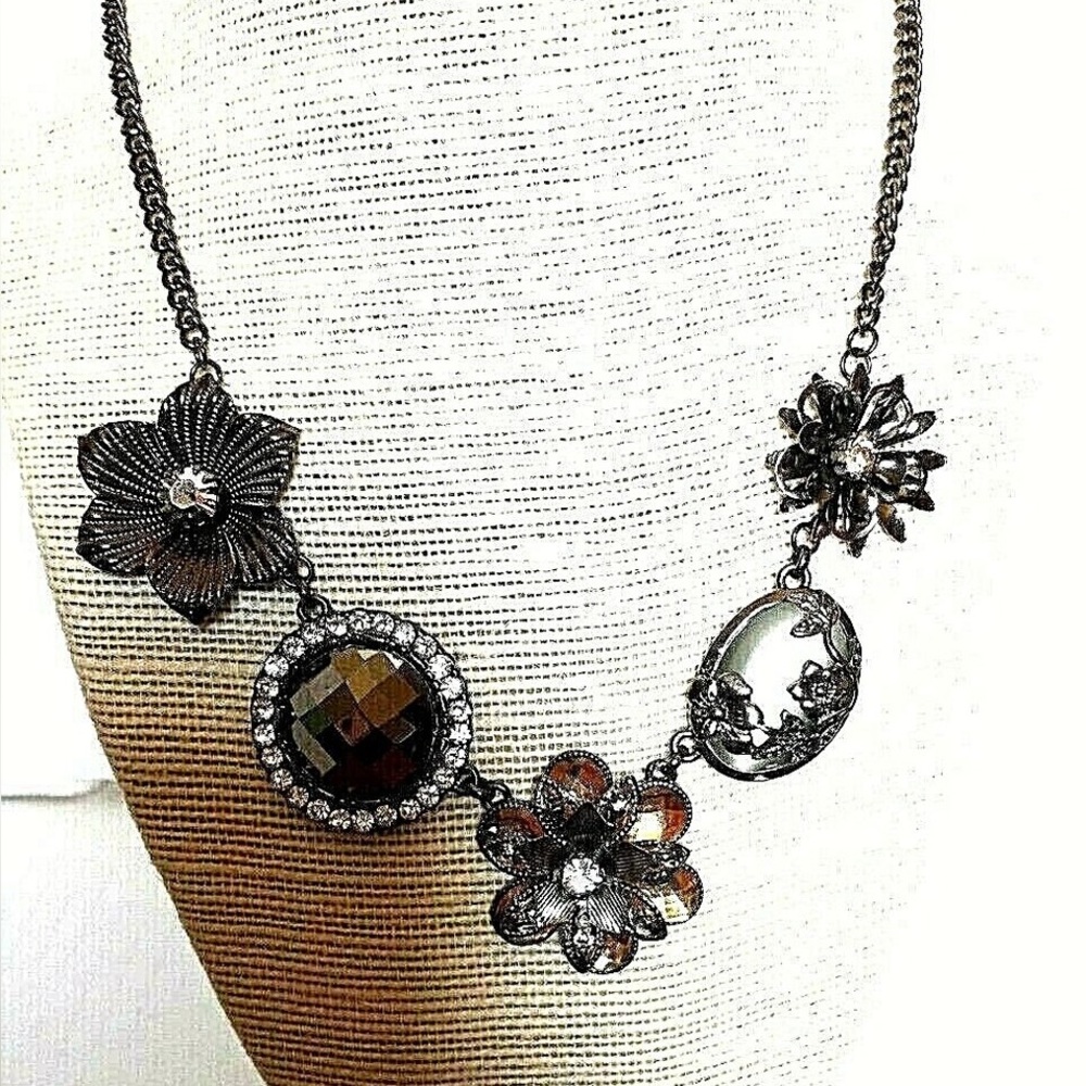 🎬 Aldo necklace worn in never back down 2